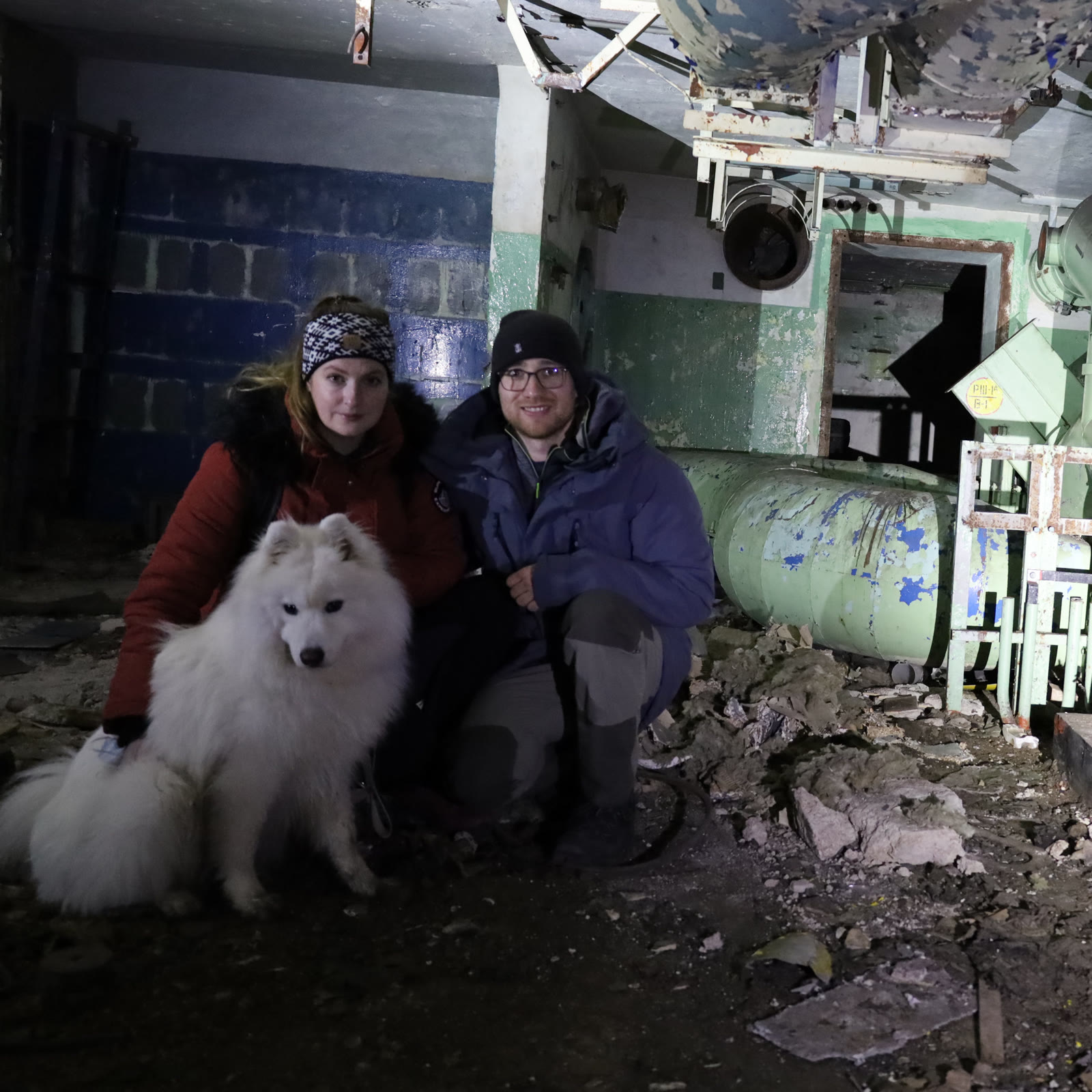 Susanne und Holger mit Hund im verlassenen Bunker ihres ersten Dates